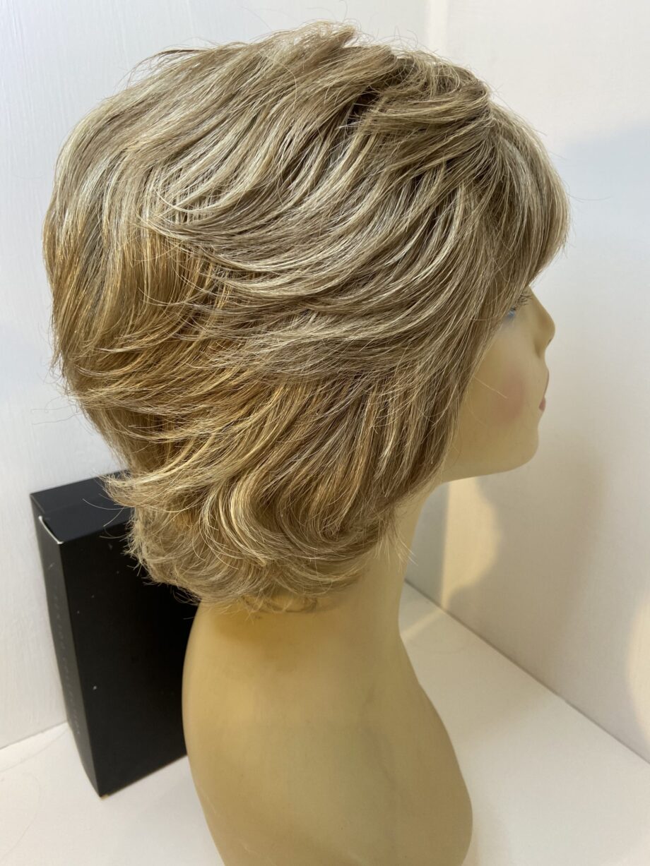 Short blonde highlighted wig. Bblsw269