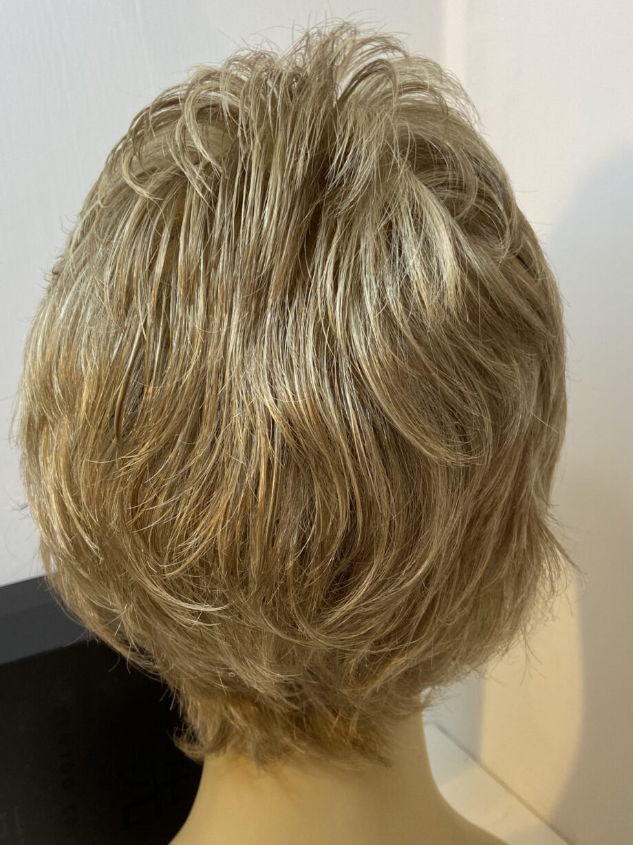 Blonde short sentoo wig. Bblsw271