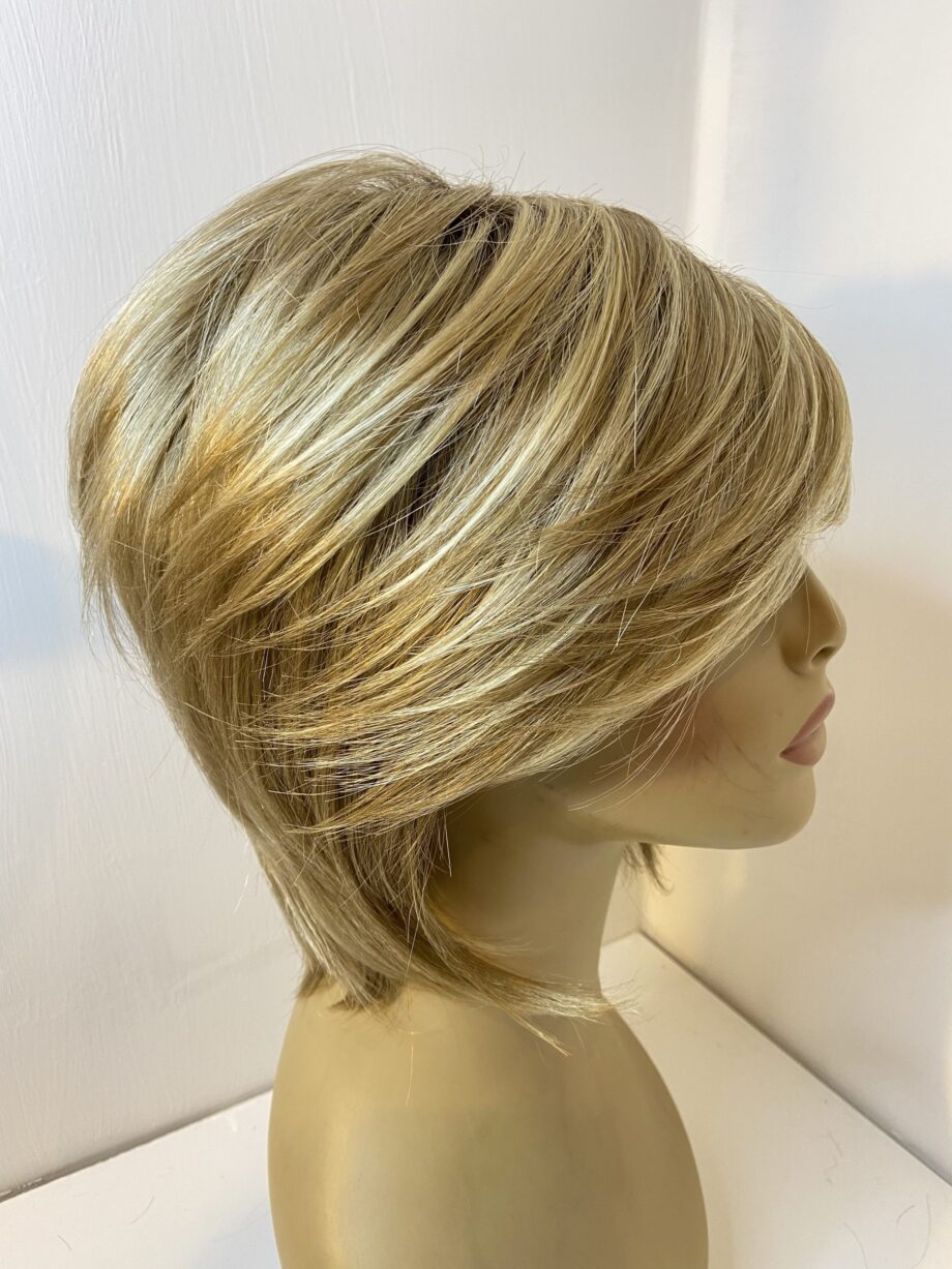 Blonde rooted wig. Blms5171