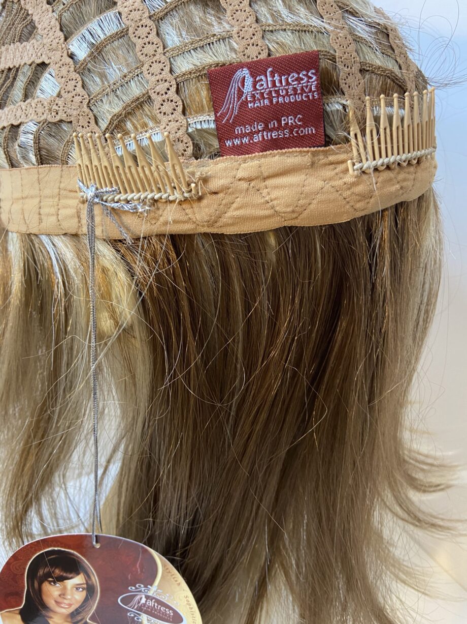 New blonde highlighted long wig. Blls739