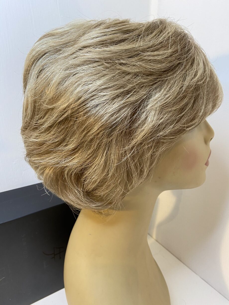 Sentoo premium collection blonde wig. Bblsw273