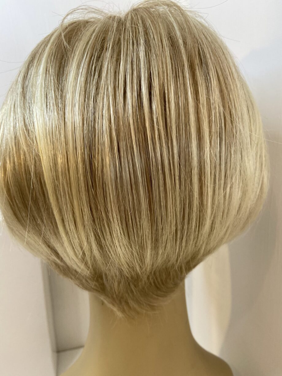 Light Blonde mid length wig. Bblms272