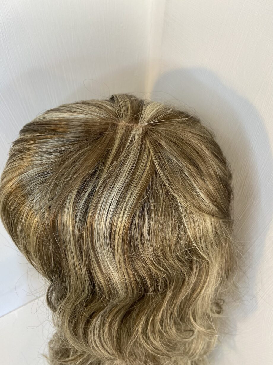 Blonde long wavy highlighted wig. Bllw746