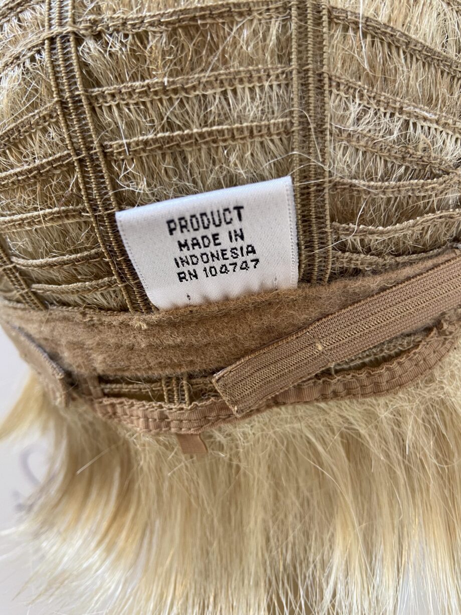 Light Blonde mid length wig. Bblms272