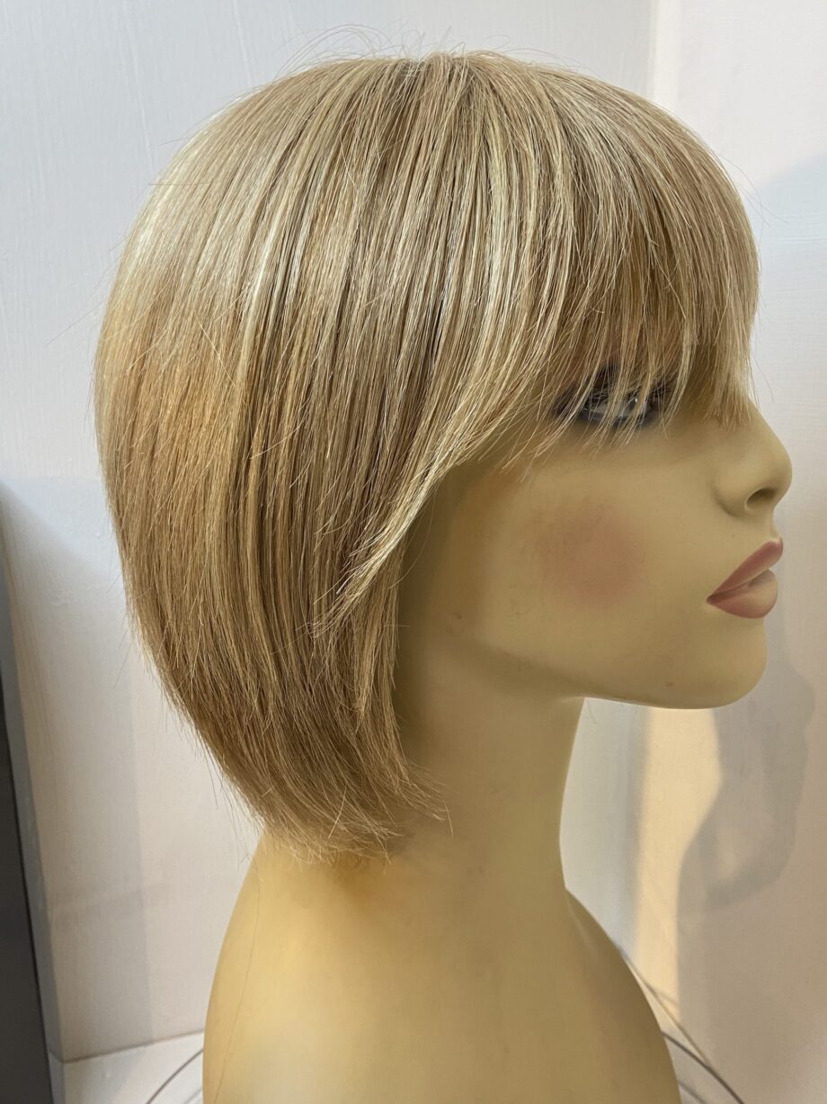 Blonde mid length wig. Bblms276