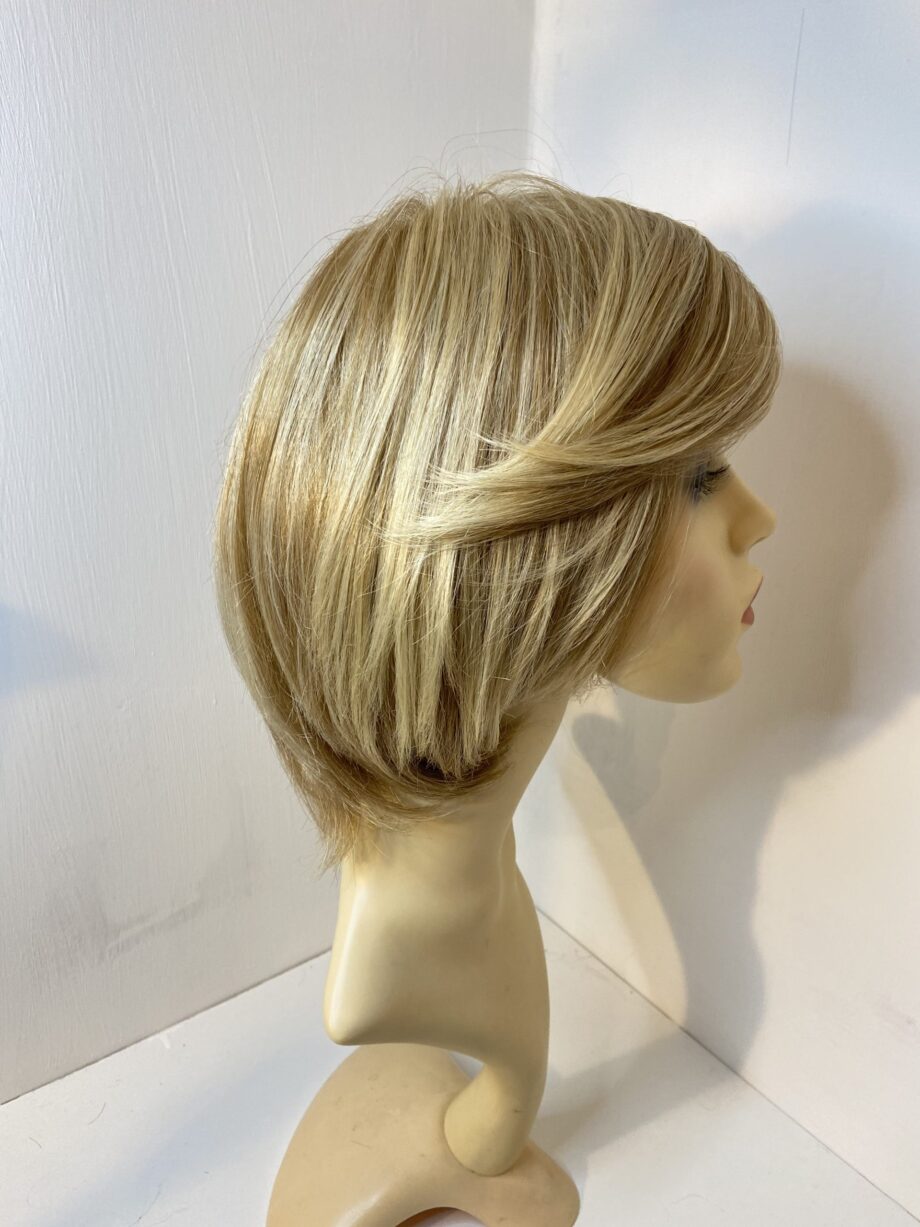Blonde mid length wig. Blms737