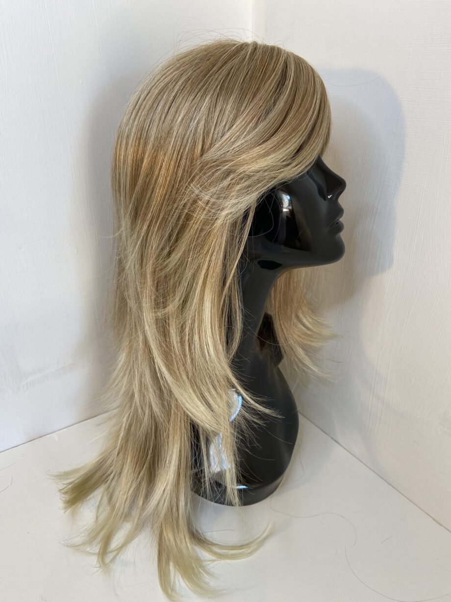 Very long blonde stylish wig. Blls745