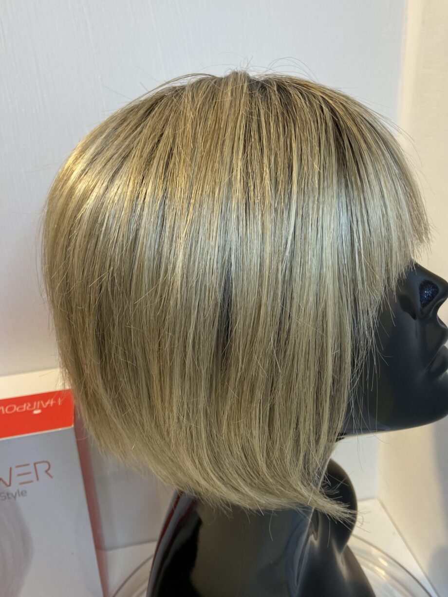 Beautiful rooted blonde wig. Bblms286