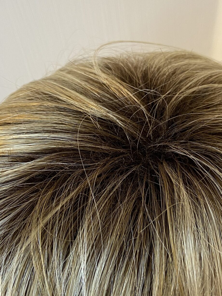 Stunning rooted blonde wig with fringe. Blms5170