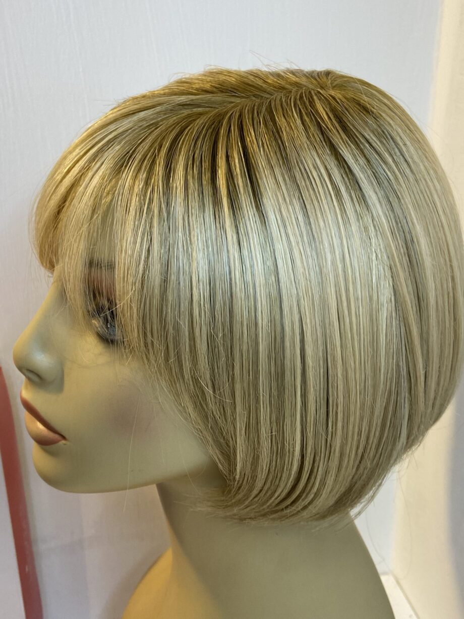 Shiny blonde rooted short wig. Bblms285