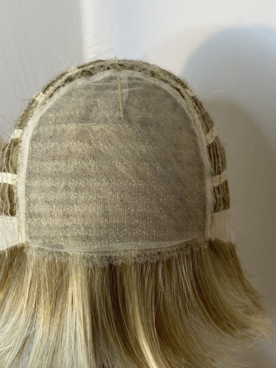 Light blonde shiny wig. Blms5174
