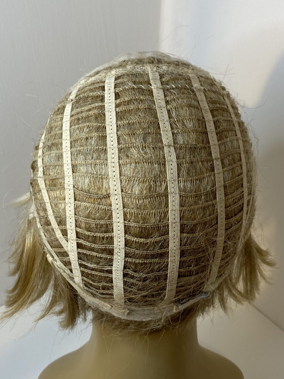 Light blonde shiny wig. Blms5174