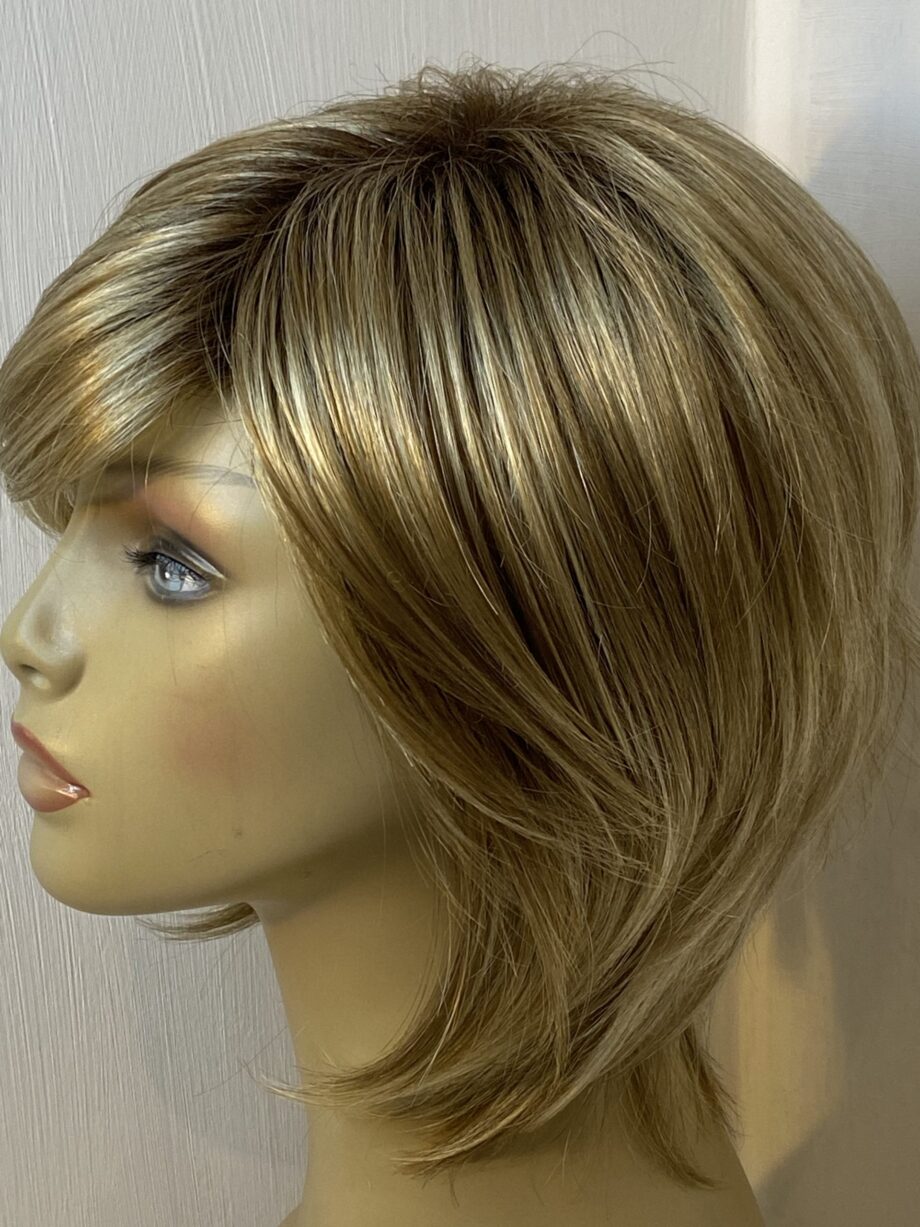 Blonde rooted wig. Blms5171