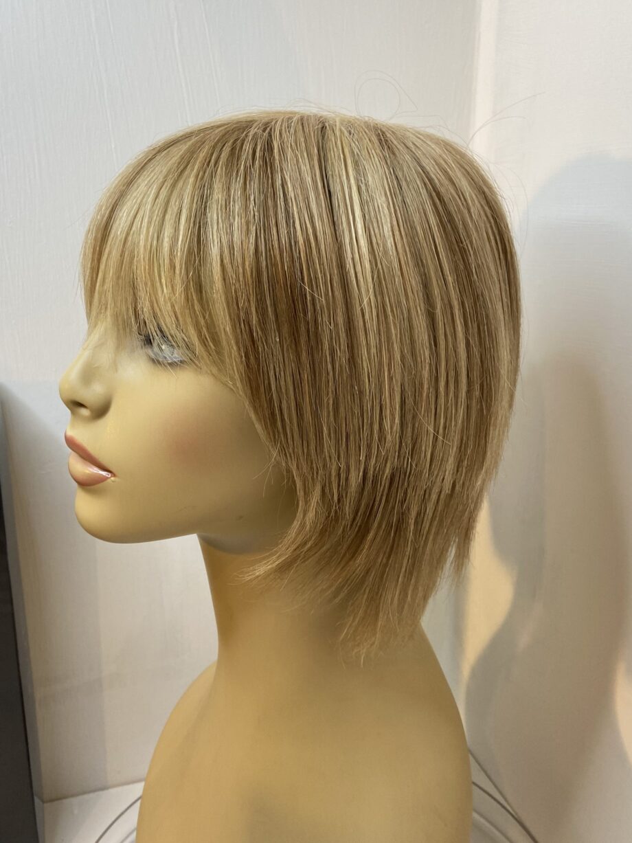 Blonde mid length wig. Bblms276