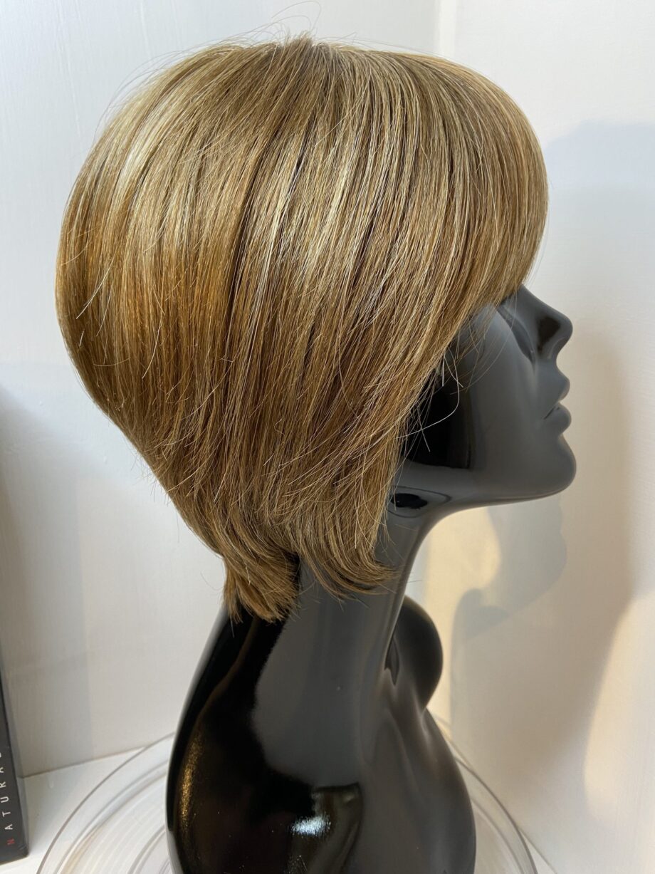 Stylish brown wig. Bblms277