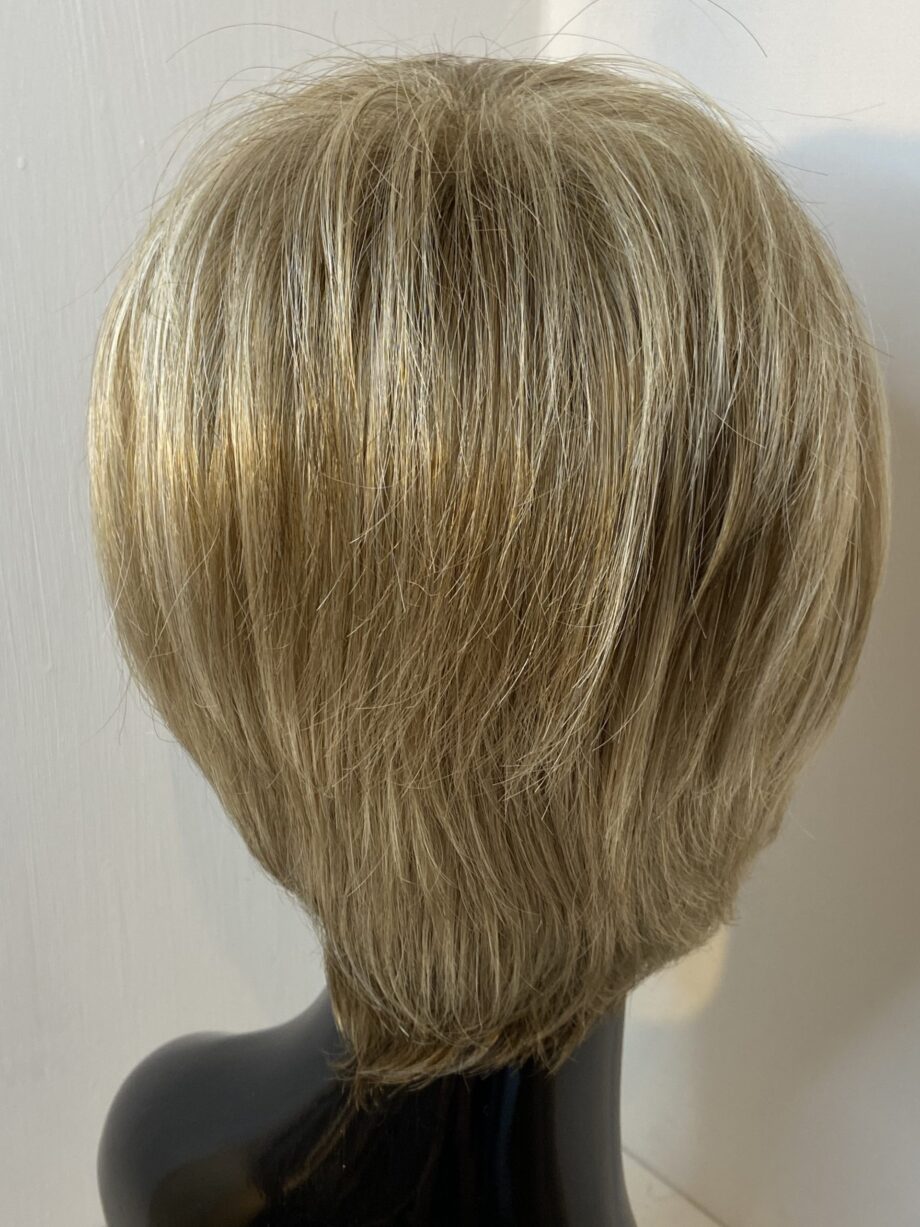 Blonde mid length wig. Blms5173