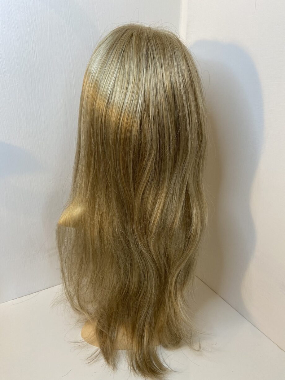 Extra long blonde wig. Blls8022