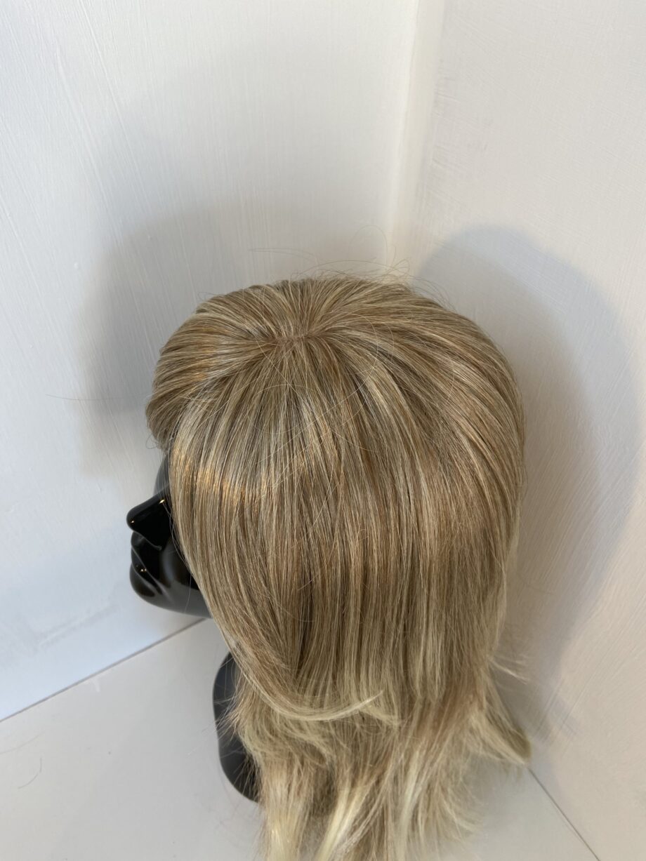 Very long blonde stylish wig. Blls745