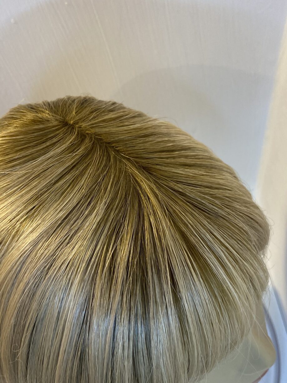 Shiny blonde rooted short wig. Bblms285