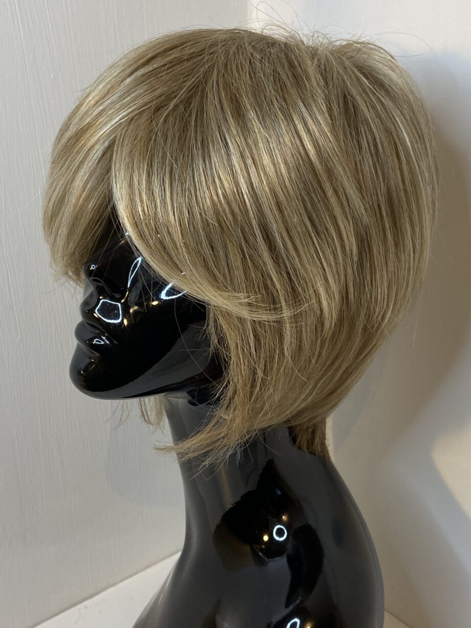 Blonde mid length wig. Blms5173