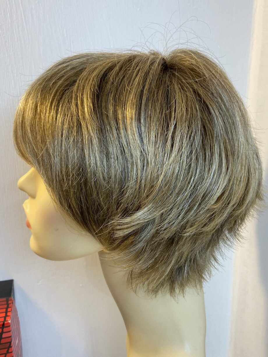 Sandy mix stylish short wig. Bblms282