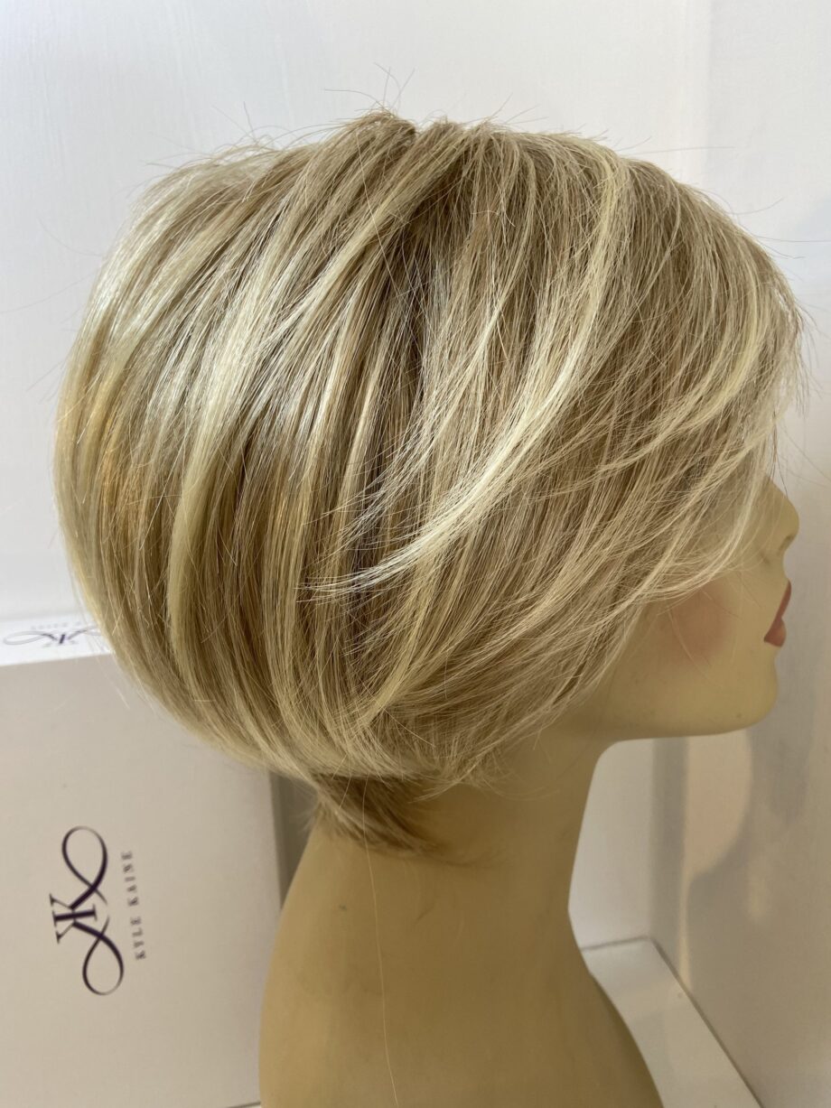 Light Blonde mid length wig. Bblms272