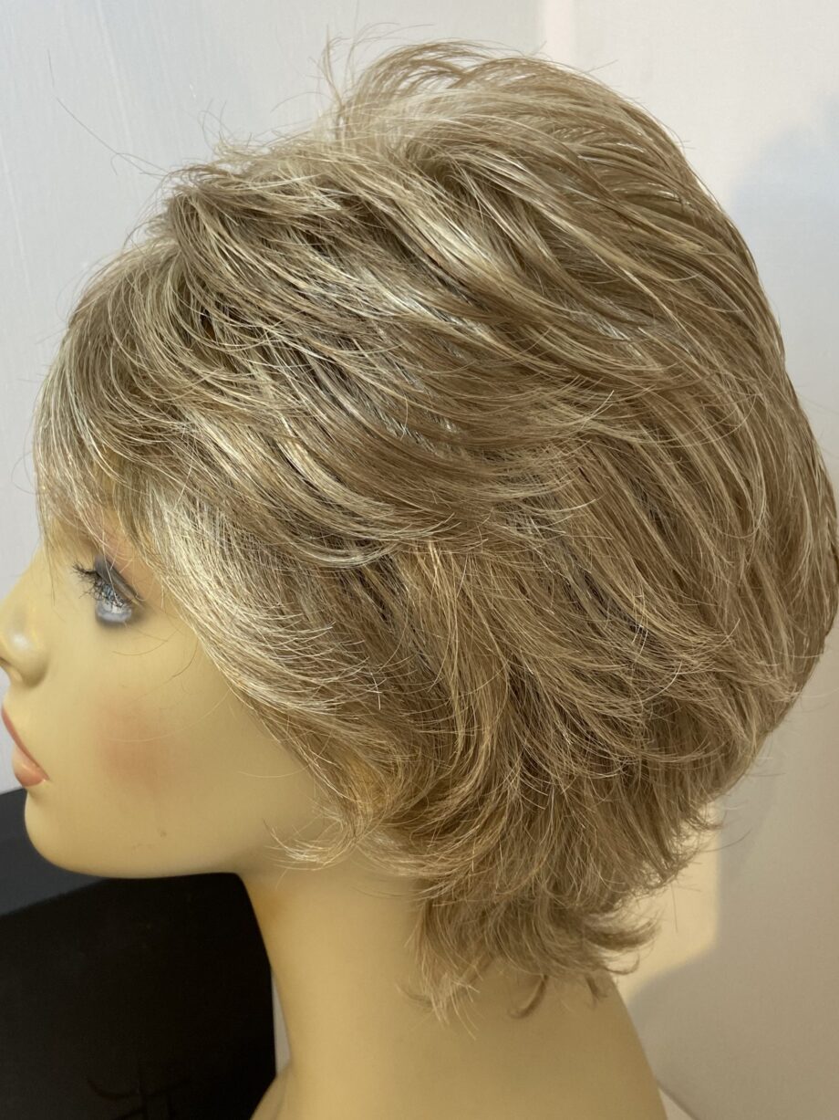 Blonde short sentoo wig. Bblsw271