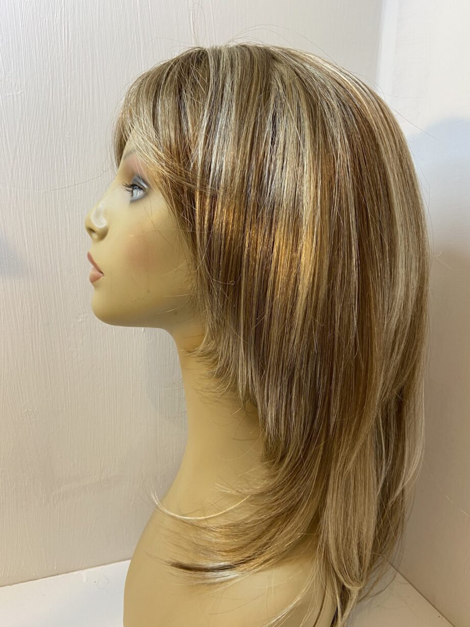 New blonde highlighted long wig. Blls739