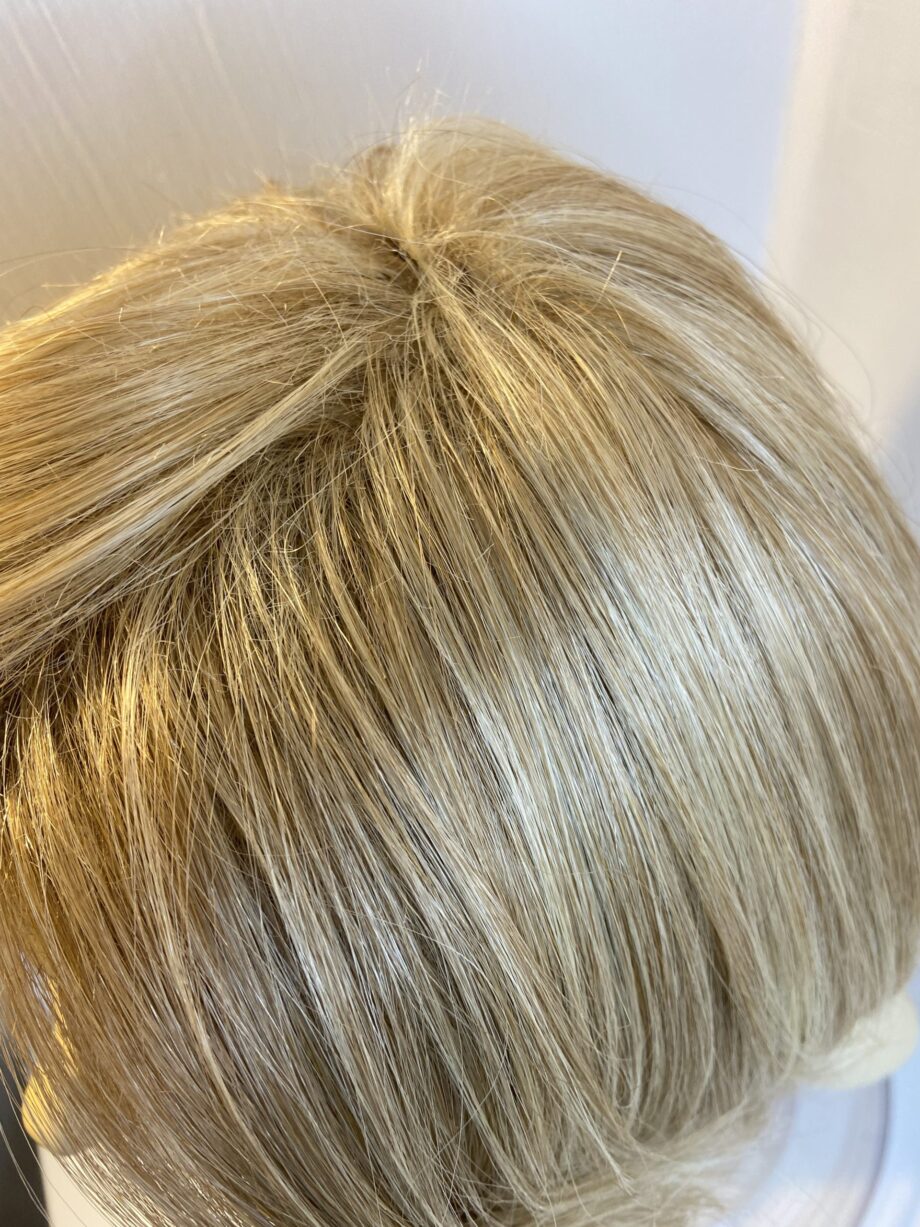 Blonde mid length wig. Bblms289