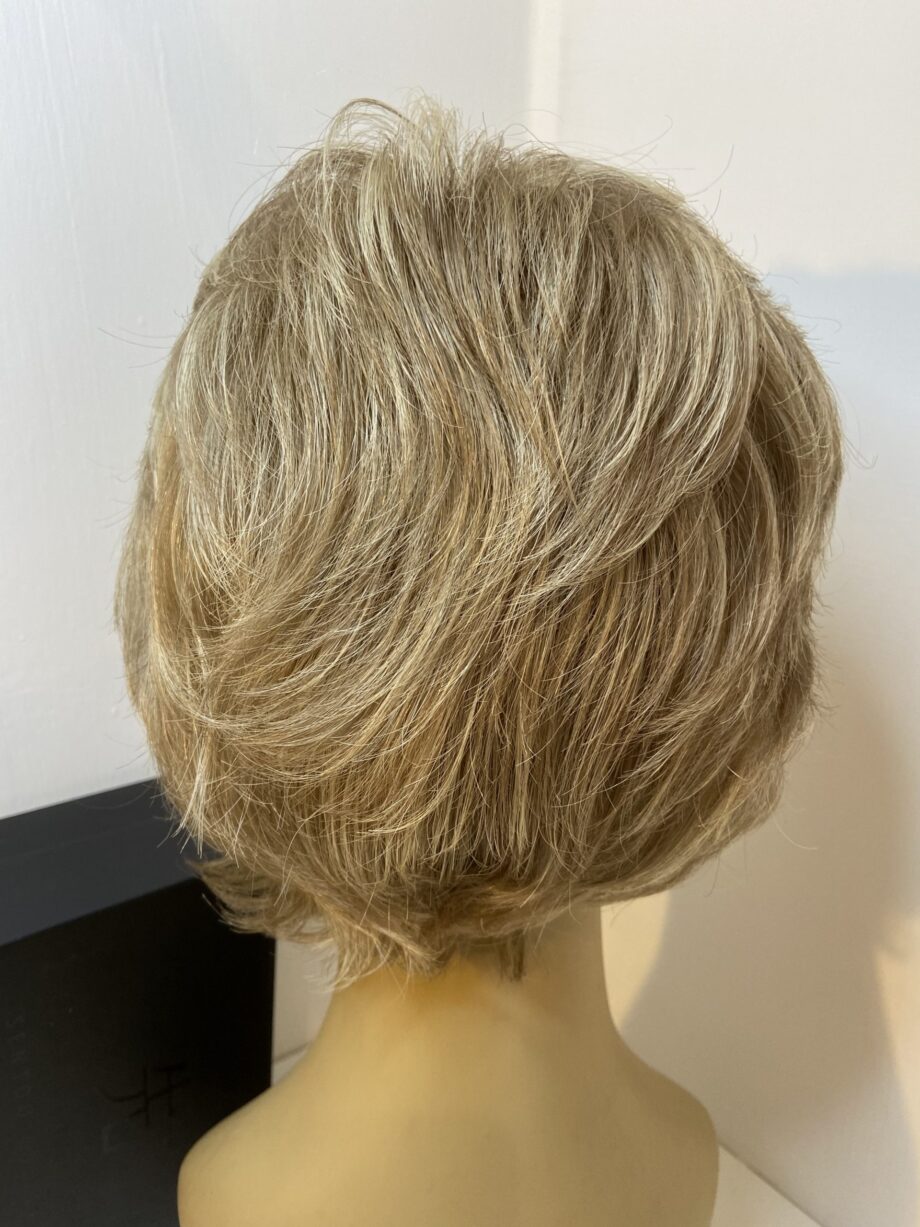 Sentoo premium collection blonde wig. Bblsw273
