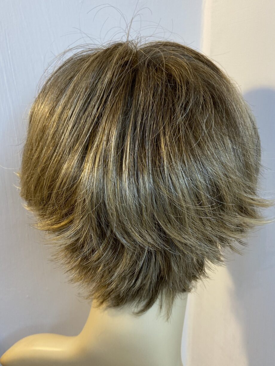 Sandy mix stylish short wig. Bblms282