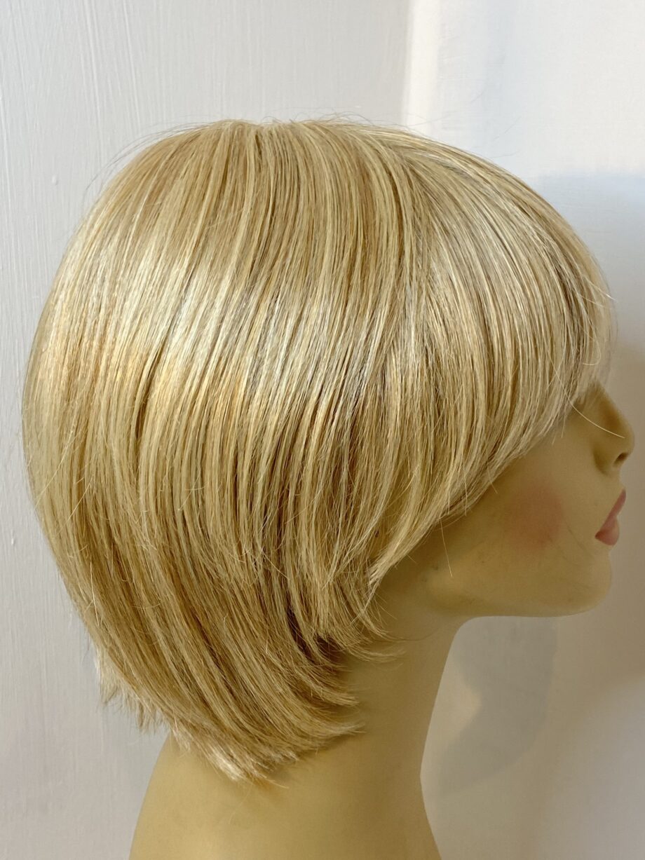 Light blonde shiny wig. Blms5174
