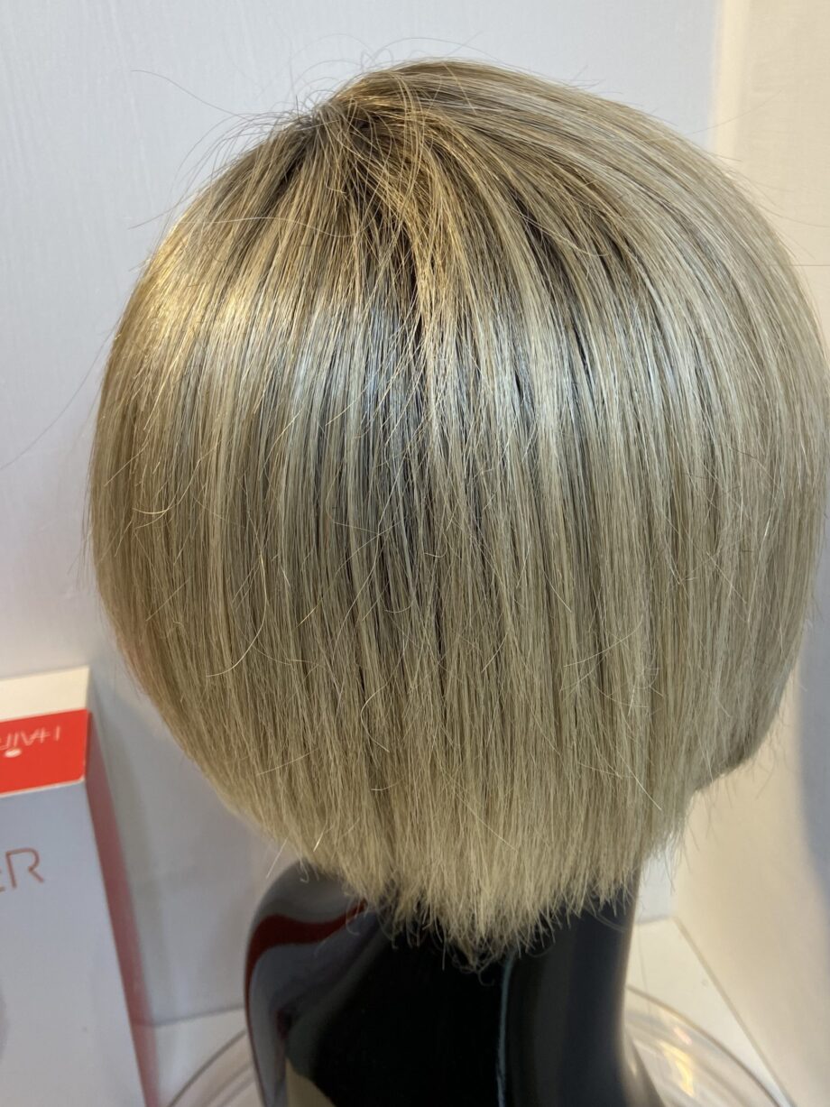 Beautiful rooted blonde wig. Bblms286