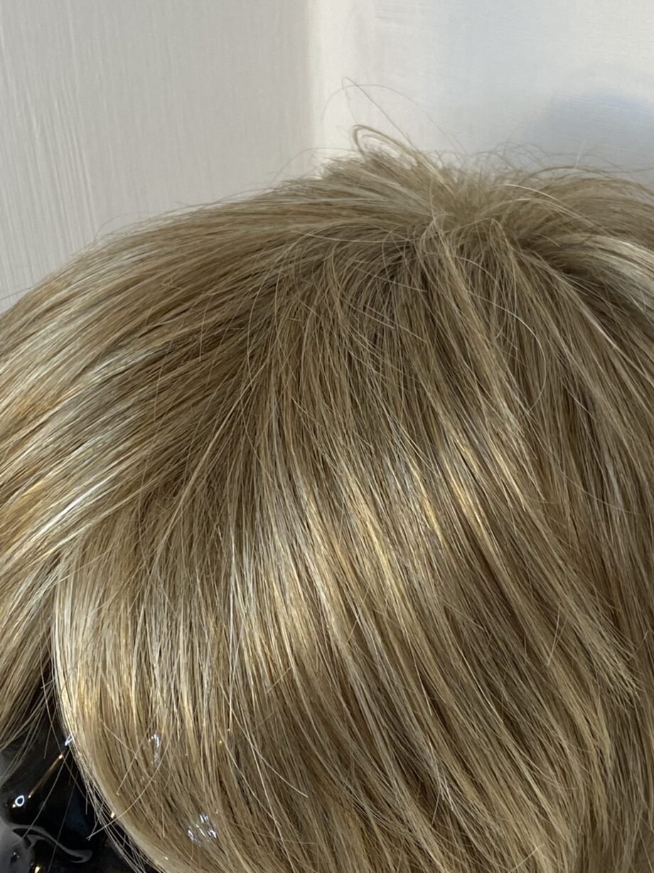 Blonde mid length wig. Blms5173