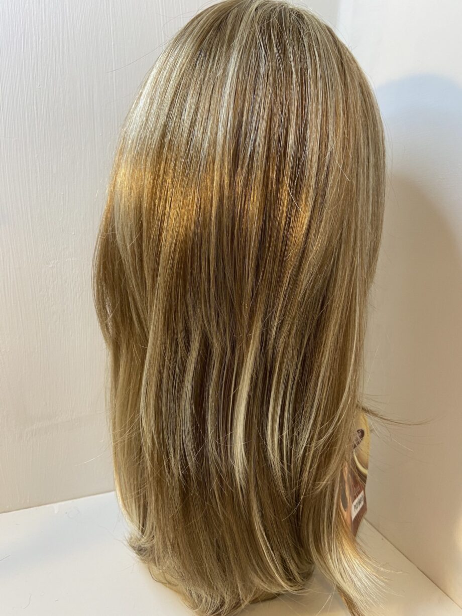 New blonde highlighted long wig. Blls739