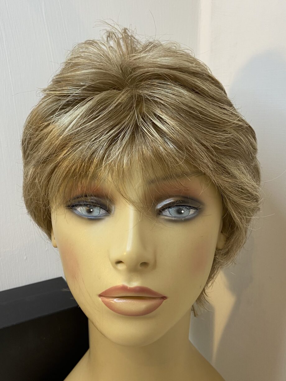 Blonde short sentoo wig. Bblsw271