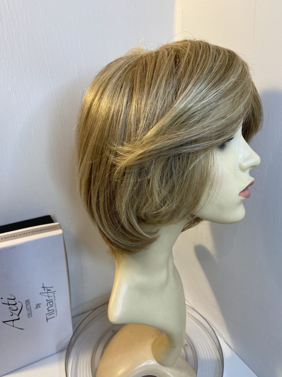Blonde mid length wig. Bblms289