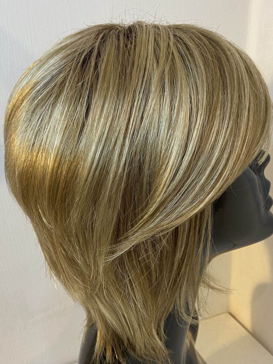 Stunning rooted blonde wig with fringe. Blms5170