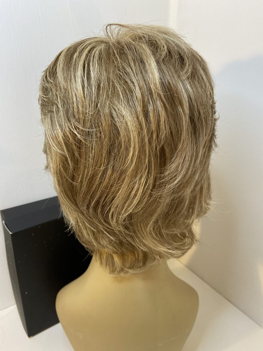 Short blonde highlighted wig. Bblsw269