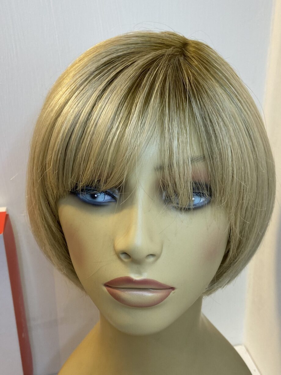 Shiny blonde rooted short wig. Bblms285
