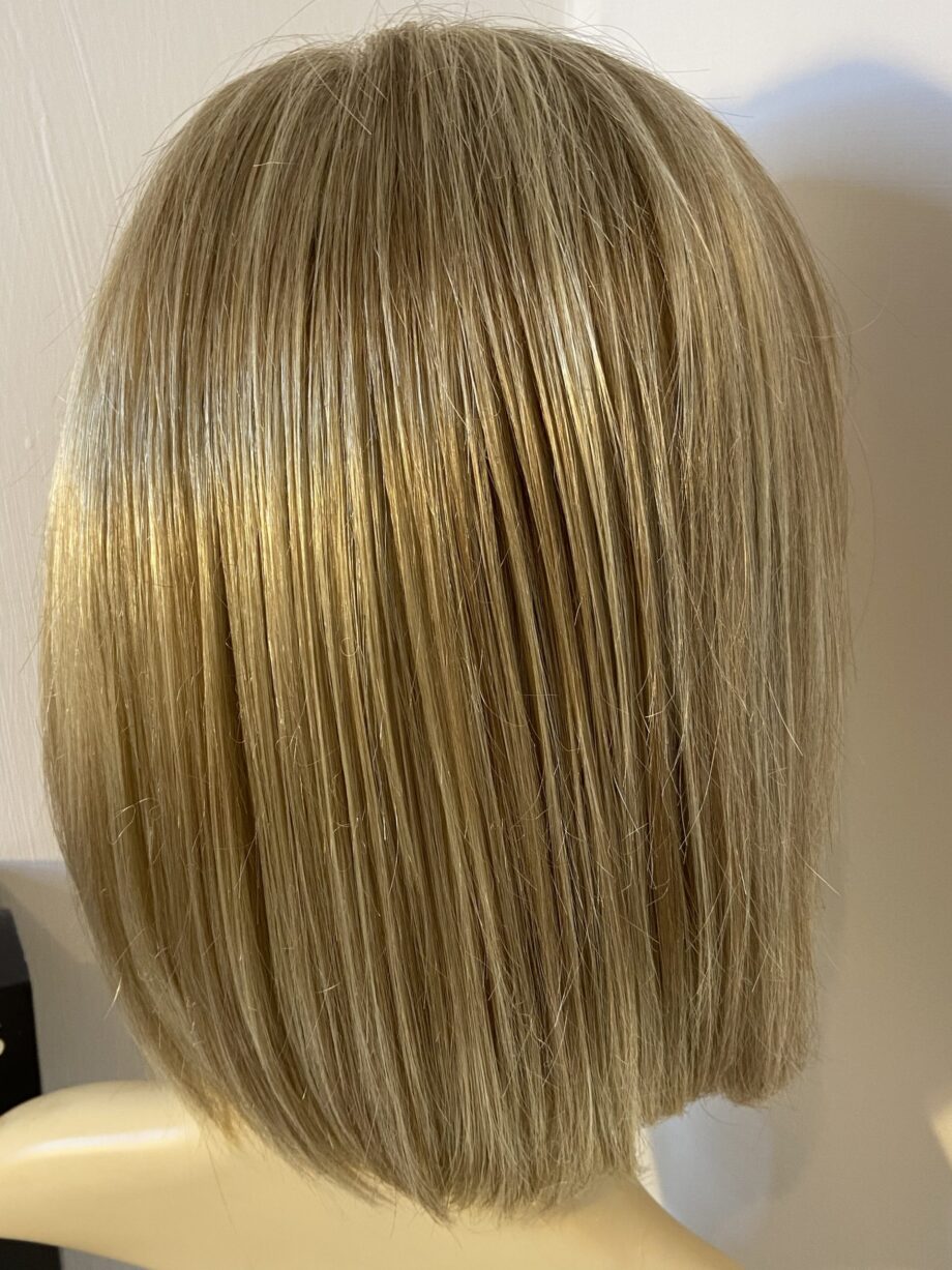 Blonde champagne mix wig. Bblms275
