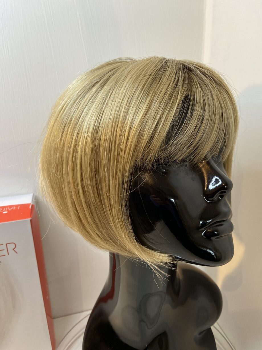 Blonde highlighted rooted wig. Bblms283