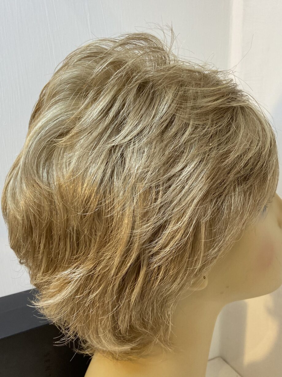 Blonde short sentoo wig. Bblsw271