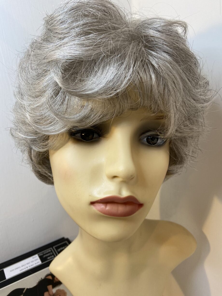 Nice & easy silver thread wig. Bgsc270
