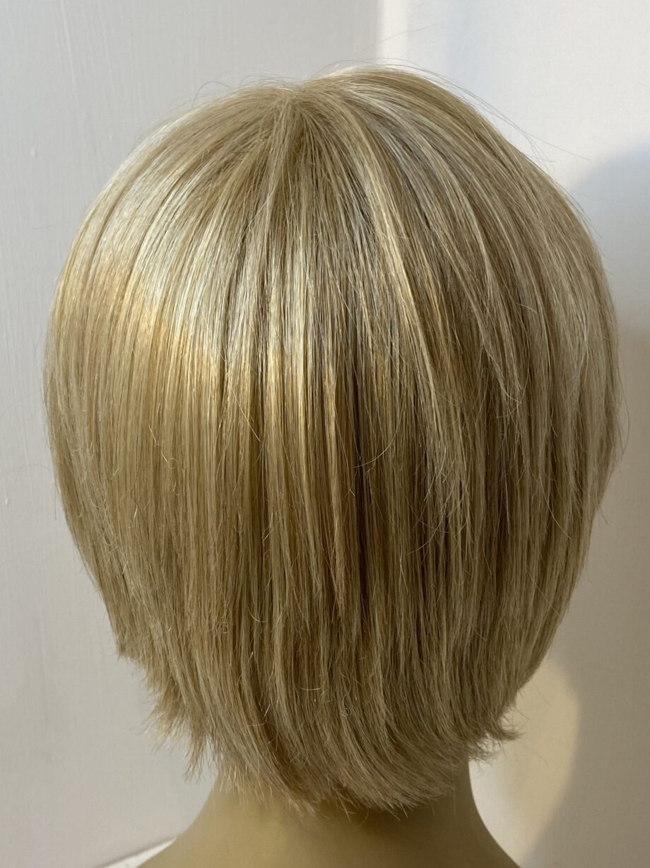 Light blonde shiny wig. Blms5174