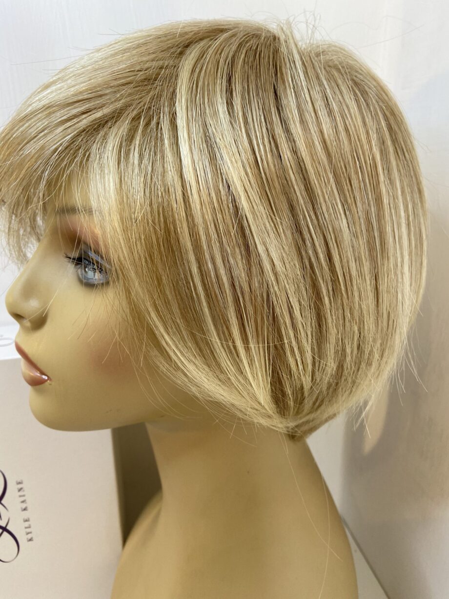Light Blonde mid length wig. Bblms272
