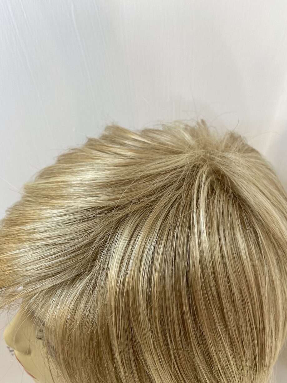 Light Blonde mid length wig. Bblms272