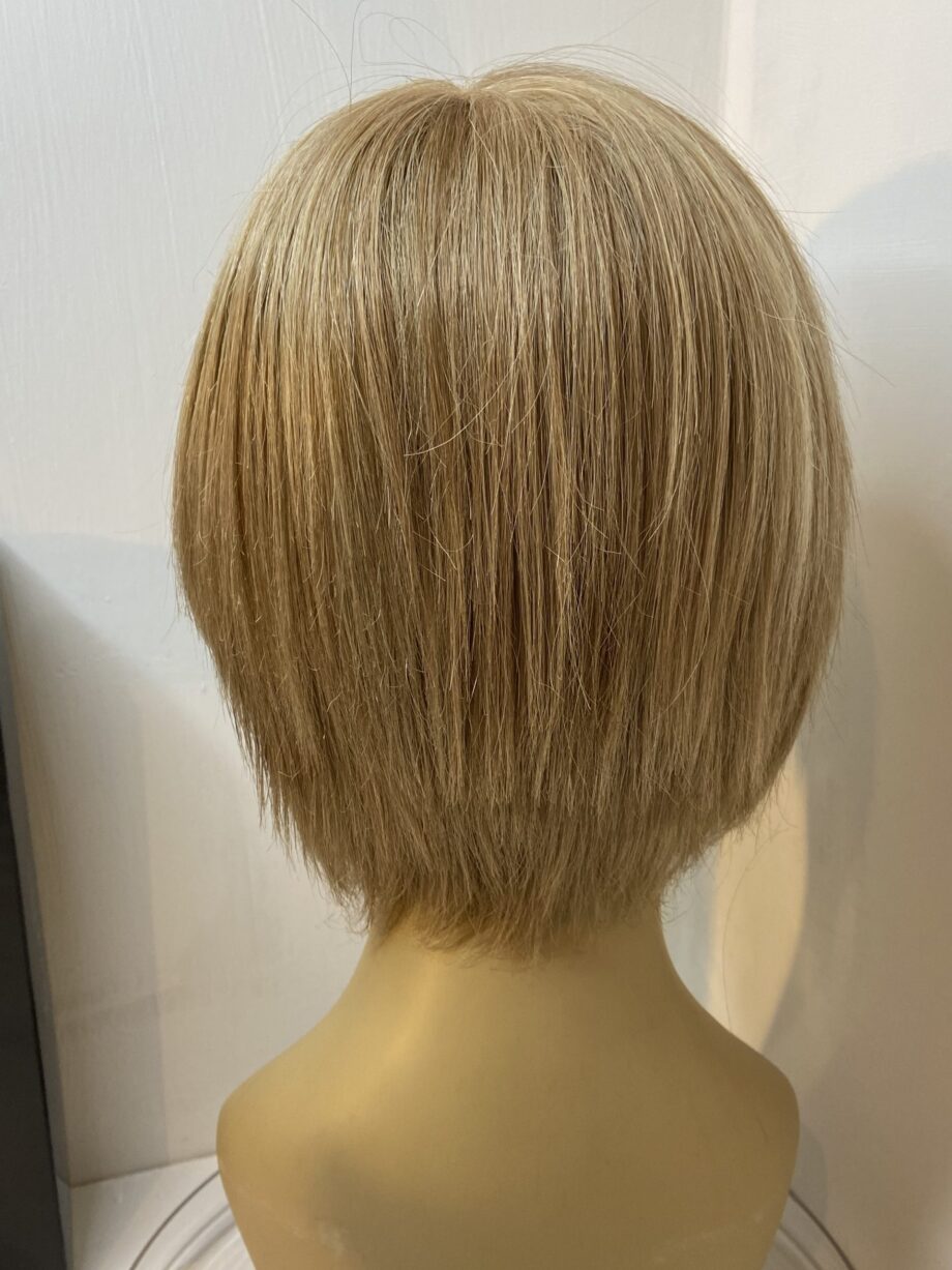 Blonde mid length wig. Bblms276