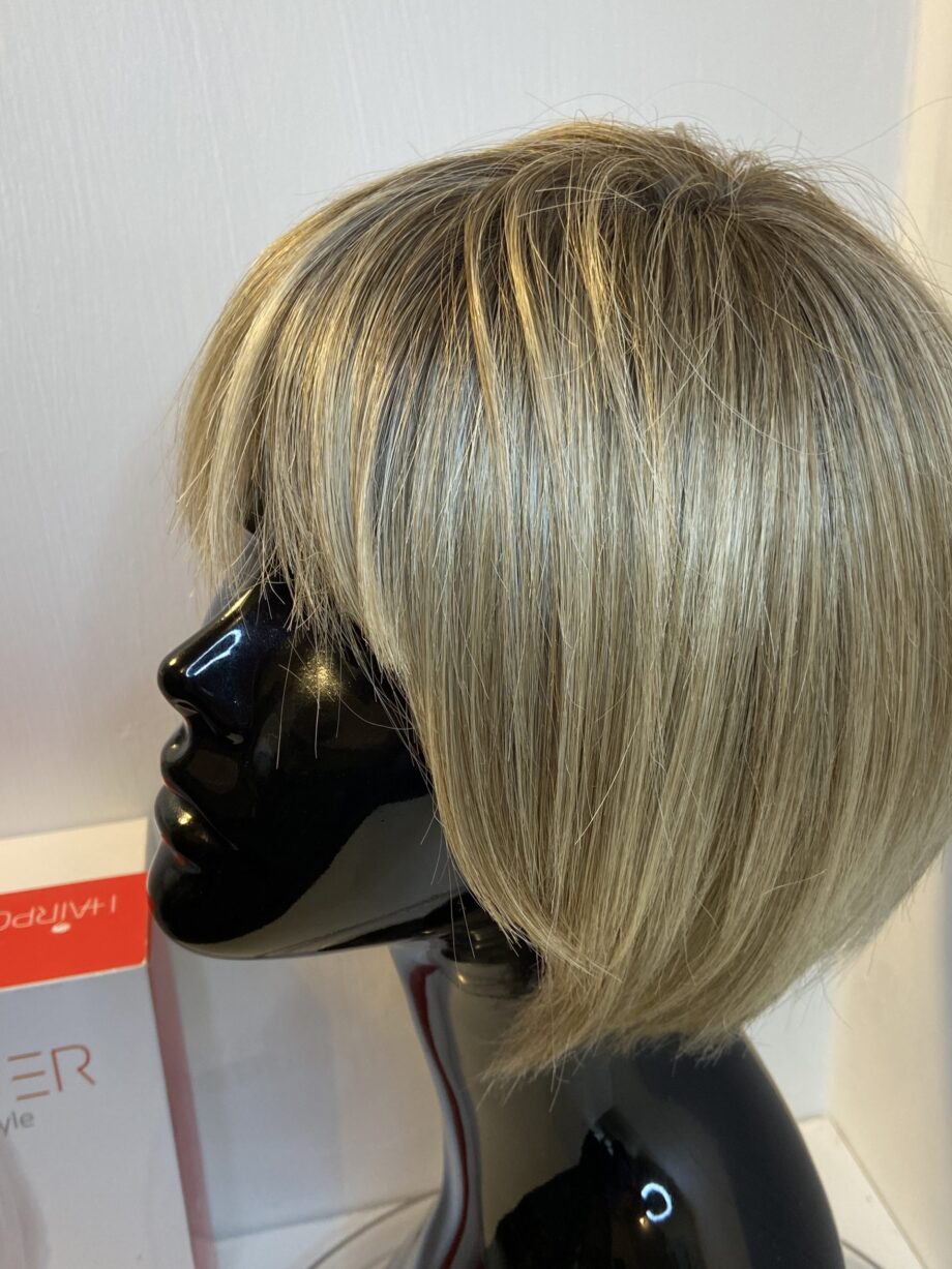 Beautiful rooted blonde wig. Bblms286