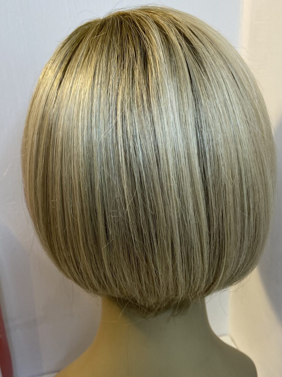 Shiny blonde rooted short wig. Bblms285